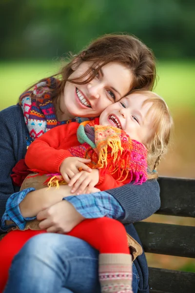 Anne ve kızı parkta. — Stok fotoğraf