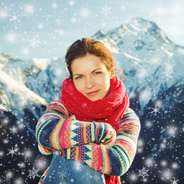 Attraktives Mädchen in verschneiten Winteralpen — Stockfoto