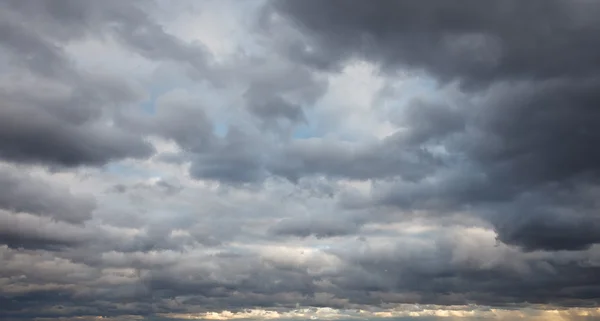 自然背景: 暴风雨天空 — 图库照片