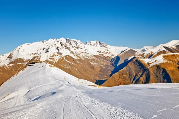 Ośrodek narciarski w francuskich Alpach — Zdjęcie stockowe