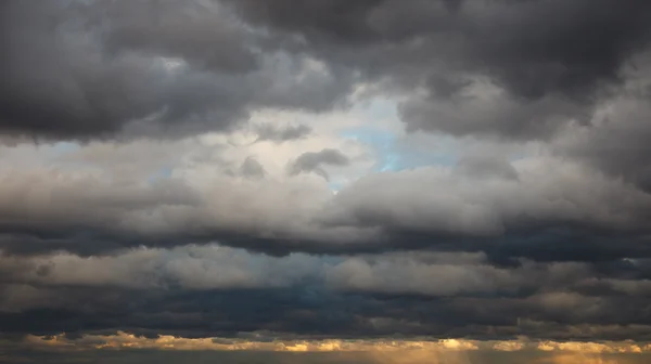 Natürlicher Hintergrund: stürmischer Himmel — Stockfoto