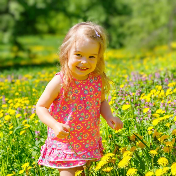 Kleines Mädchen im Park — Stockfoto