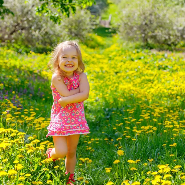 Liten flicka i parken — Stockfoto