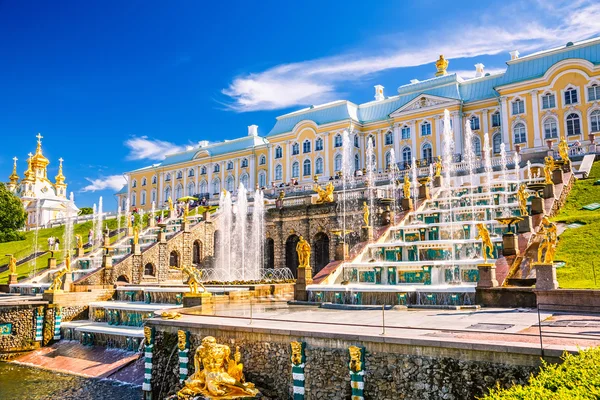 Grand kaskády v peterhof, st petersburg — Stock fotografie