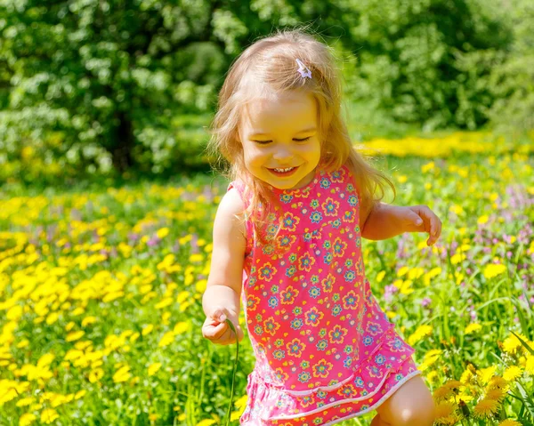 Klein meisje in het park — Stockfoto