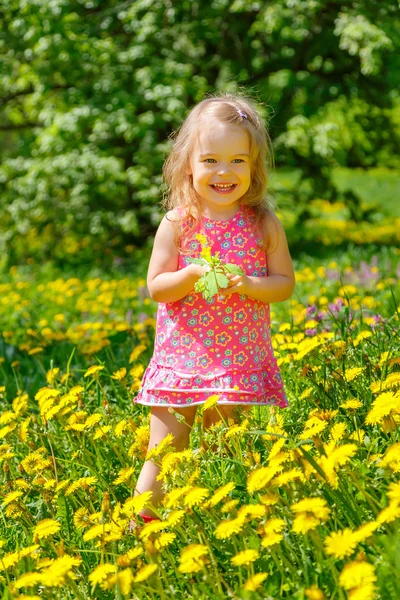 Liten flicka i parken — Stockfoto