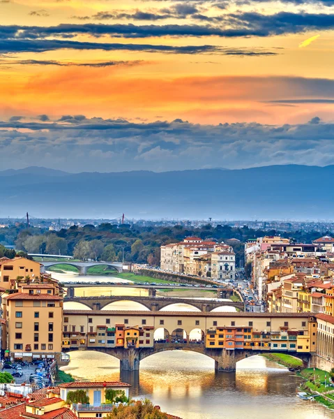 Mosty nad rzeką arno we Florencji — Zdjęcie stockowe