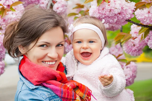 Mère et bébé dans le jardin — Photo