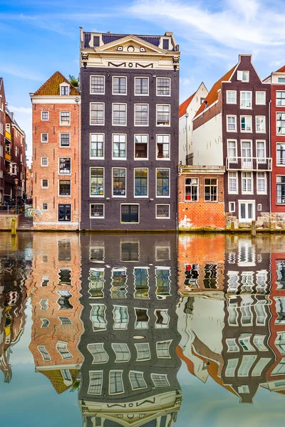 Edificios antiguos en Amsterdam — Foto de Stock
