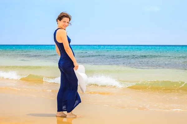 Jovem mulher na praia do oceano — Fotografia de Stock