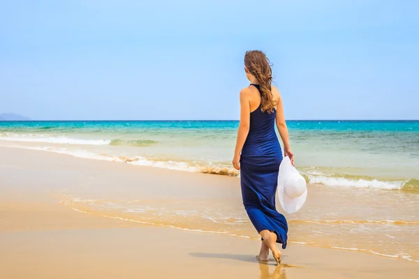 Jovem mulher na praia do oceano — Fotografia de Stock