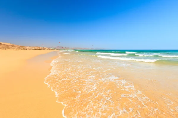 Schöner Strand am Meer — Stockfoto