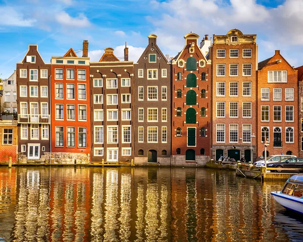 Edifícios antigos em Amsterdam — Fotografia de Stock