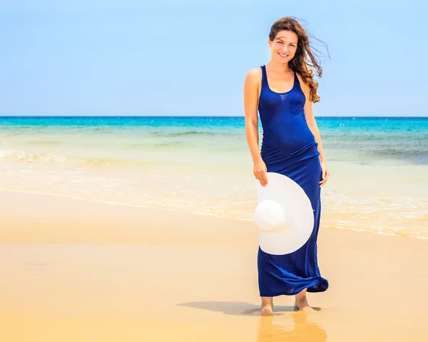 Jovem mulher na praia do oceano — Fotografia de Stock