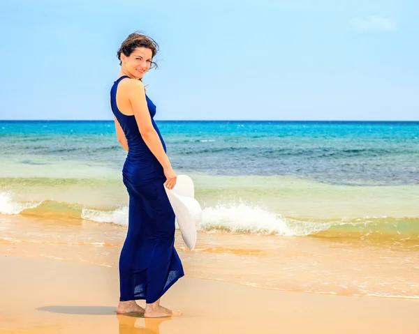 Junge Frau am Strand des Ozeans — Stockfoto