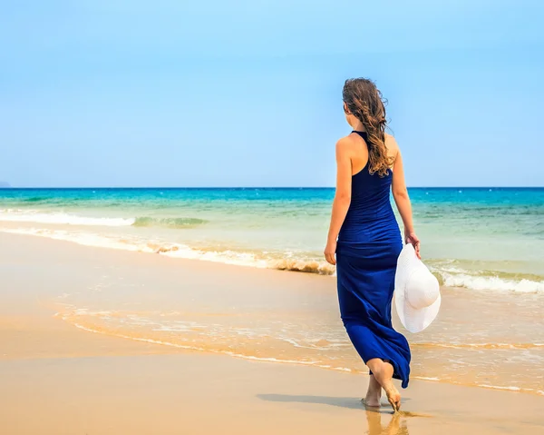Молодая женщина на берегу океана — стоковое фото