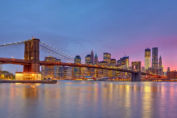 Brooklyn bridge and Manhattan at dusk — Stock Photo, Image