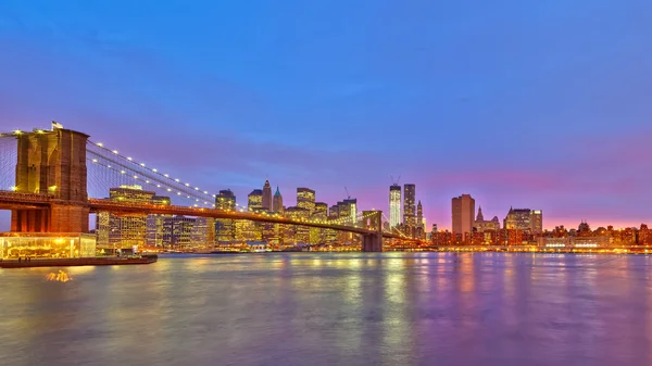 Brooklyn bridge and Manhattan at dusk — Stock Photo, Image