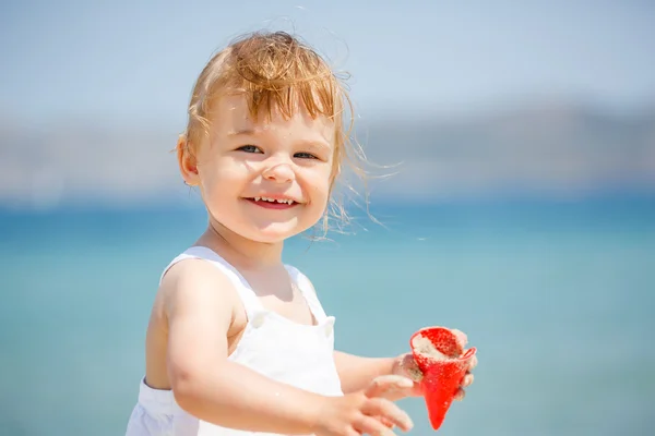 Liten flicka på stranden — Stockfoto