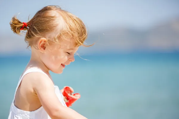 Kleines Mädchen am Strand — Stockfoto