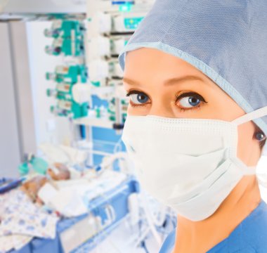 kadın doktor Pediatrik yoğun bakım ünitesinde