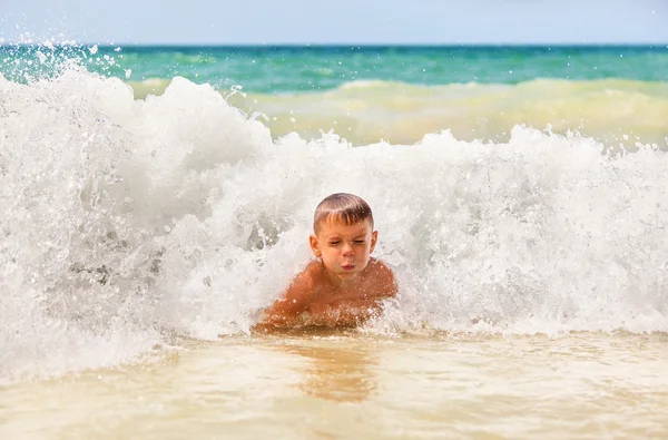Junge in den Wellen — Stockfoto