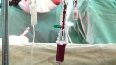 operasyon odasında kan serumu