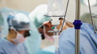 operasyon odasında intravenöz damla