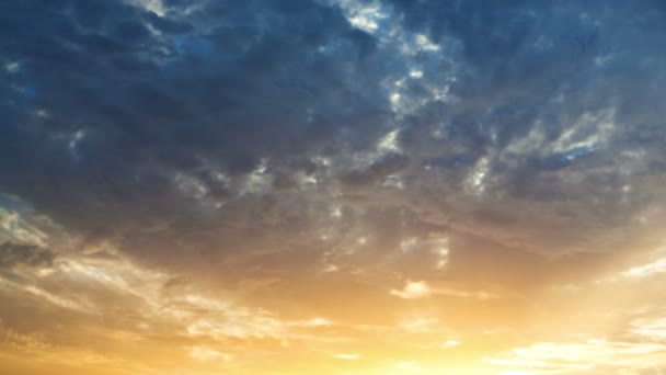 Girando nuvens dramáticas no céu ao nascer do sol — Vídeo de Stock