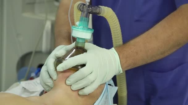 Ventilação pulmonar do paciente com máscara — Vídeo de Stock