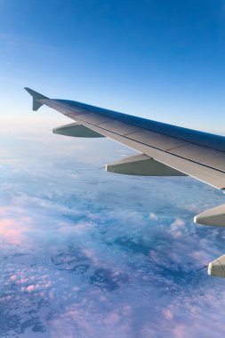 uçak kanadı bulutların üstünde