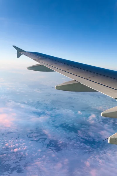 Ala de avión sobre las nubes — Foto de Stock