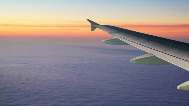 Vliegtuig vleugel boven de wolken — Stockvideo