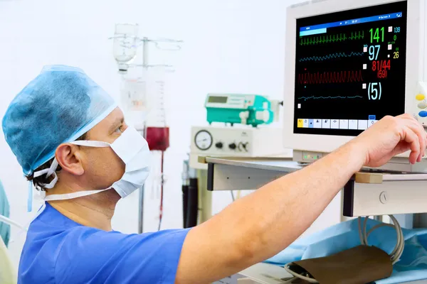 Anesthesioloog op monitor in operatie kamer Stockfoto