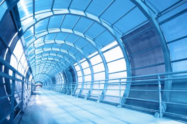 Cam duvar ve tavan ile uzun koridor