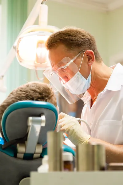 Zahnarzt bei der Arbeit — Stockfoto