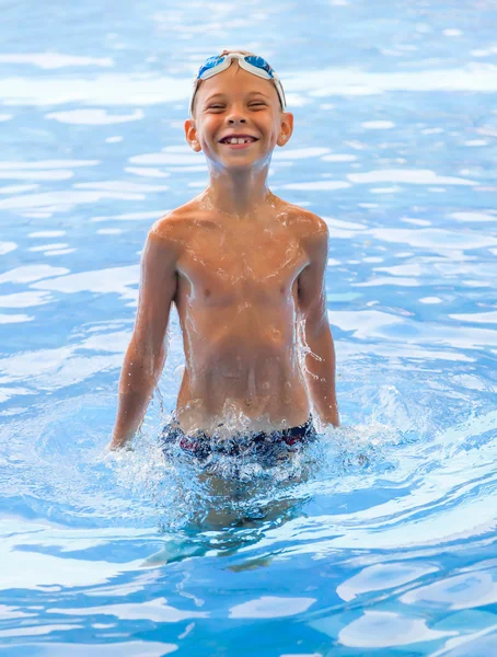 Jouer garçon dans l 'eau — Photo