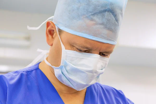 Cirurgião em sala de operação — Fotografia de Stock