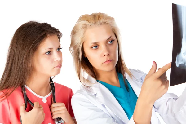 两个年轻的女医生用 x 射线图片 — 图库照片