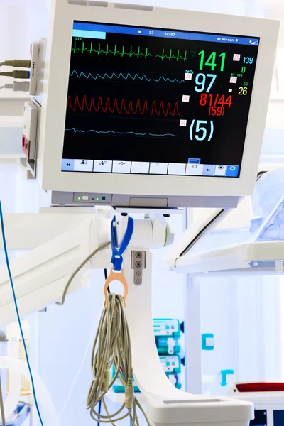 ЭКГ монитор в отделении интенсивной терапии — стоковое фото