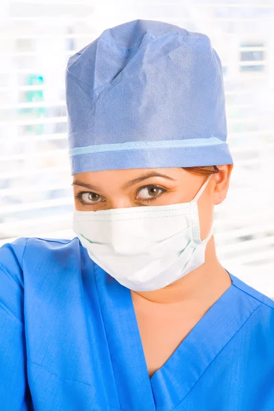 Jovem sorridente médico feminino — Fotografia de Stock