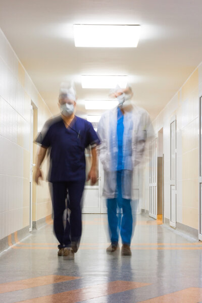 Размытые в движении два врача
