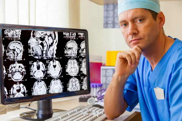 Experienced doctor with an MRI scan — Stock Photo, Image