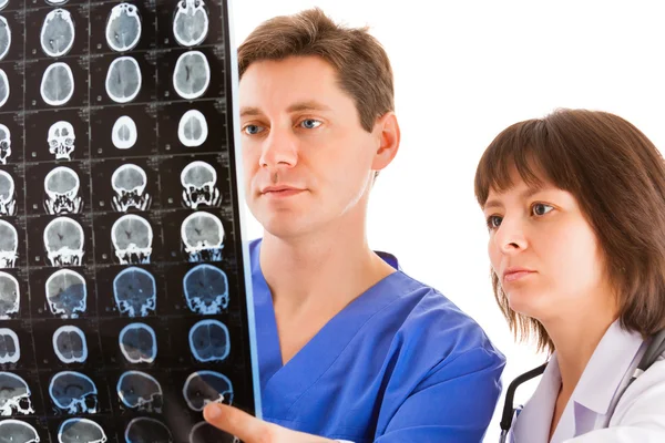 Два врача смотрят на томограмму — стоковое фото