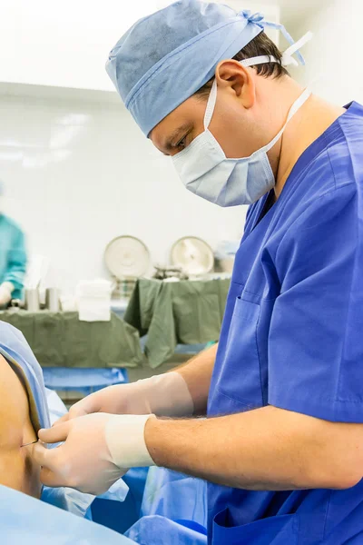 Lekarz wykonujący epidural znieczulenia — Zdjęcie stockowe