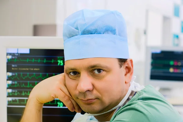 Мужчина врач с ЭКГ монитором — стоковое фото