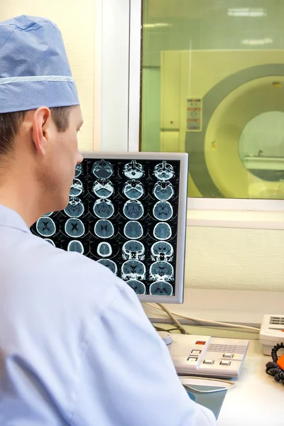 Arts behandeling van een cat-scan van de hersenen — Stockfoto