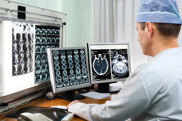 Lekarz bada zdjęć rentgenowskich — Zdjęcie stockowe