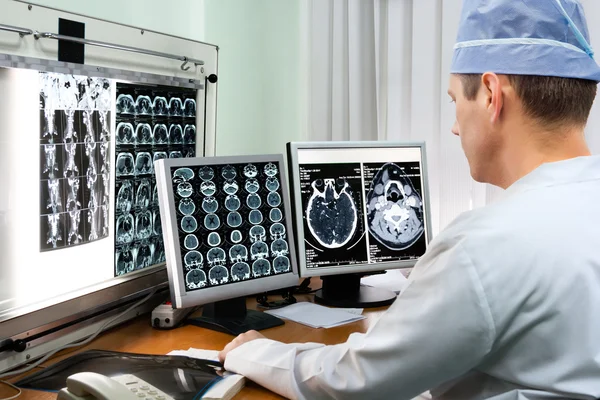 Médico examinando imágenes de rayos X — Foto de Stock