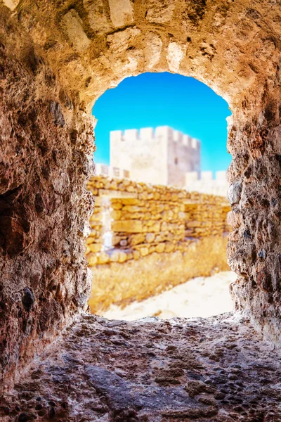 Ventana en la fortaleza de Frangokastello —  Fotos de Stock